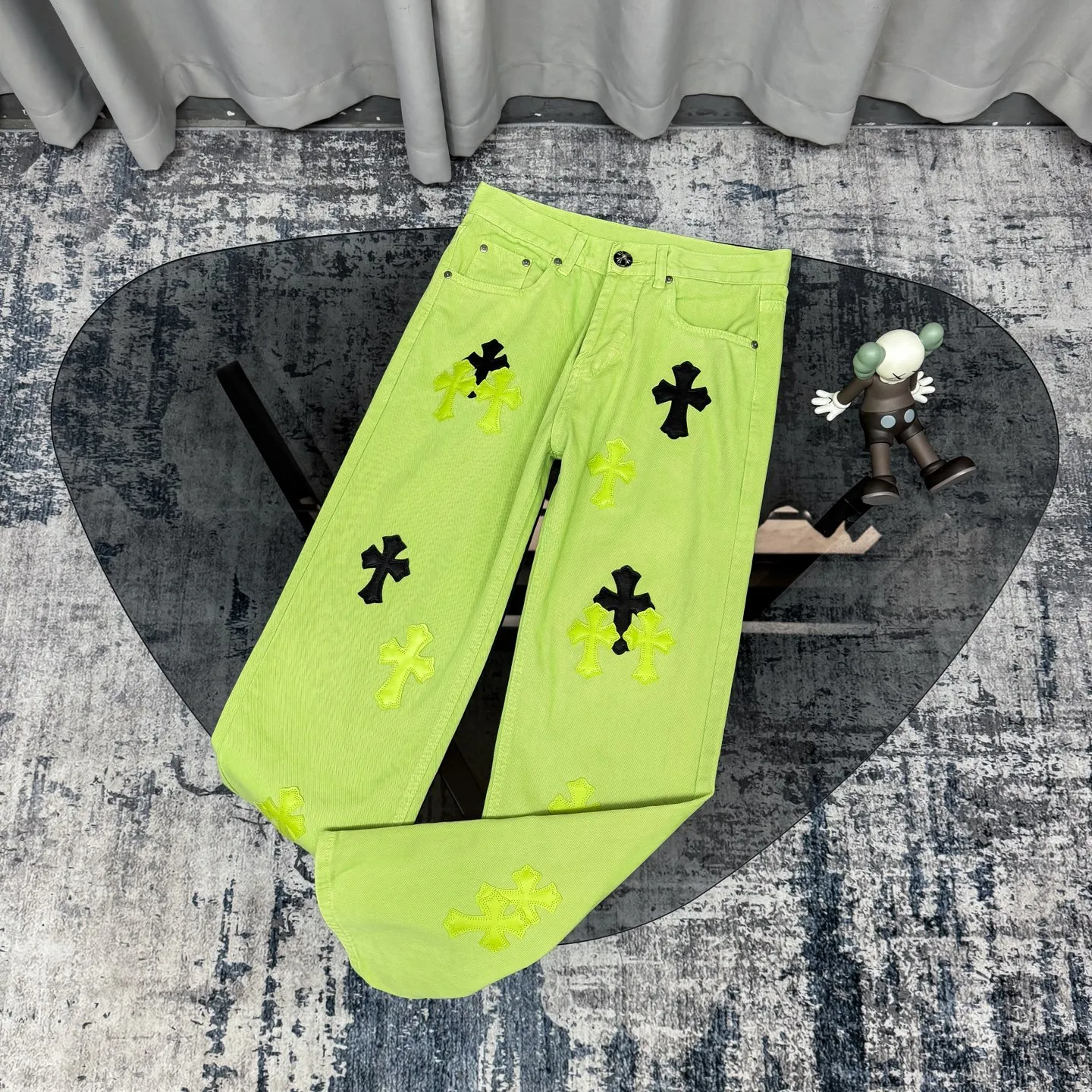 P260 Chrome hearts CH green cow king Yang Mi's same style sex recods limited green cow jeans. Really restores the ultimate texture of Vintage. Italian special cowhide print and cut. Customized sheepskin three-layer thick line leather. The whole is spliced in heavy water washing process. Craftsmen hand-splash ink. You can see the details. Three-dimensional cutting version. Loose and comfortable. Not picky about the figure. Makes taller and slimmer. Seiko factory. Original quality control. Same style for men and women. Can be matched with couples. Versatile recommendation. Essential jeans for all seasons Color: Green Size: S-XL